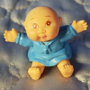 TB2 1998 O.A.A. CABBAGE PATCH Bald BABY 1.5” FIGURE ARMS OPEN BLUE OUTFIT  MATTE